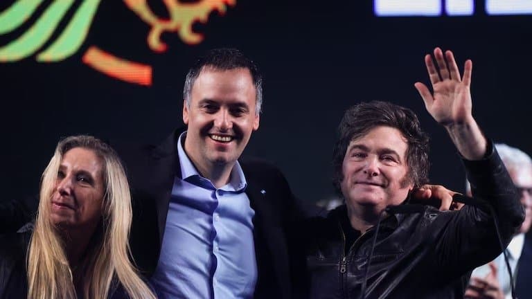 Adorni reaparece con respaldo de los Milei mientras sigue abierta la interna libertaria
