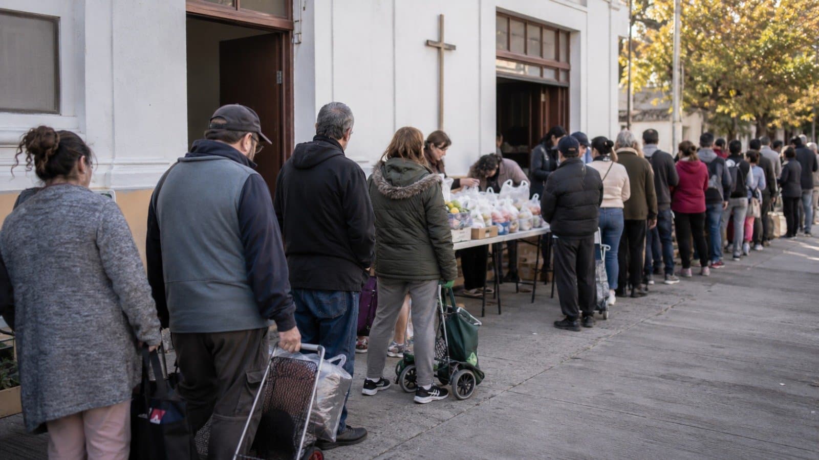 “Gente que antes ayudaba hoy viene a pedir”: la advertencia social de la Iglesia
