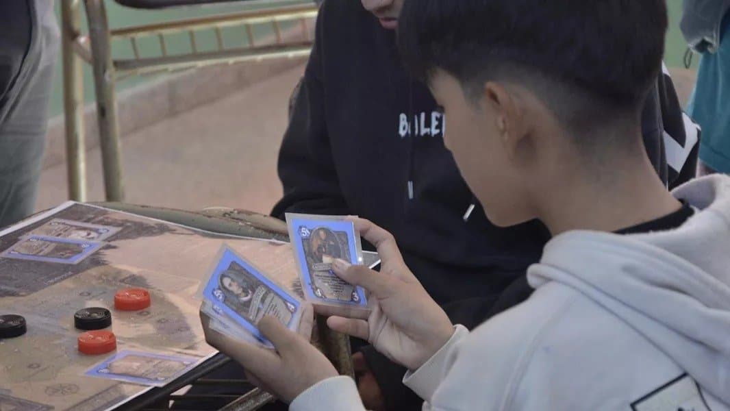 Un colegio salteño creó un juego de cartas para aprender sobre los héroes de la Independencia