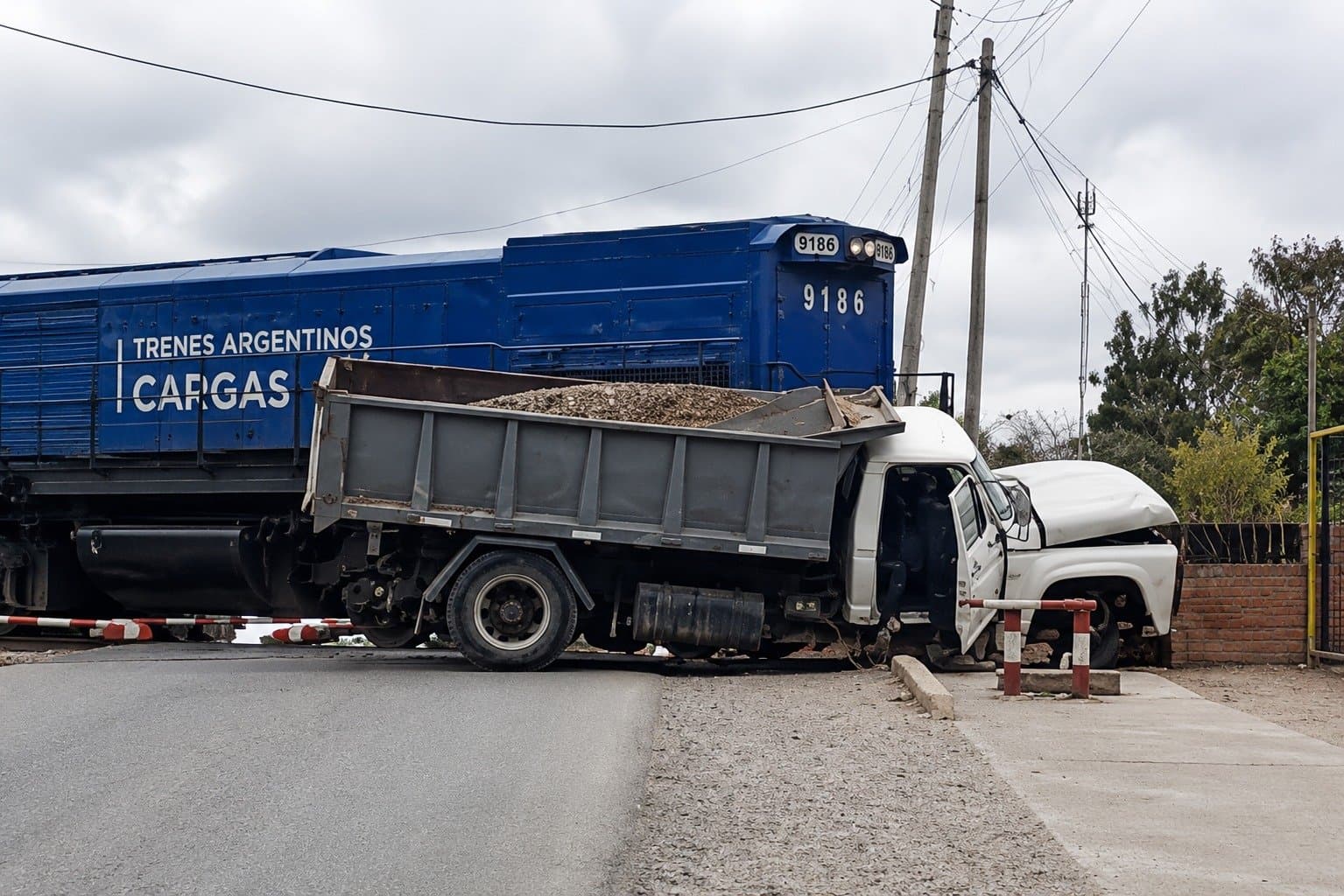 Un tren de carga embistió a un camión camino a Atocha: el conductor resultó ileso