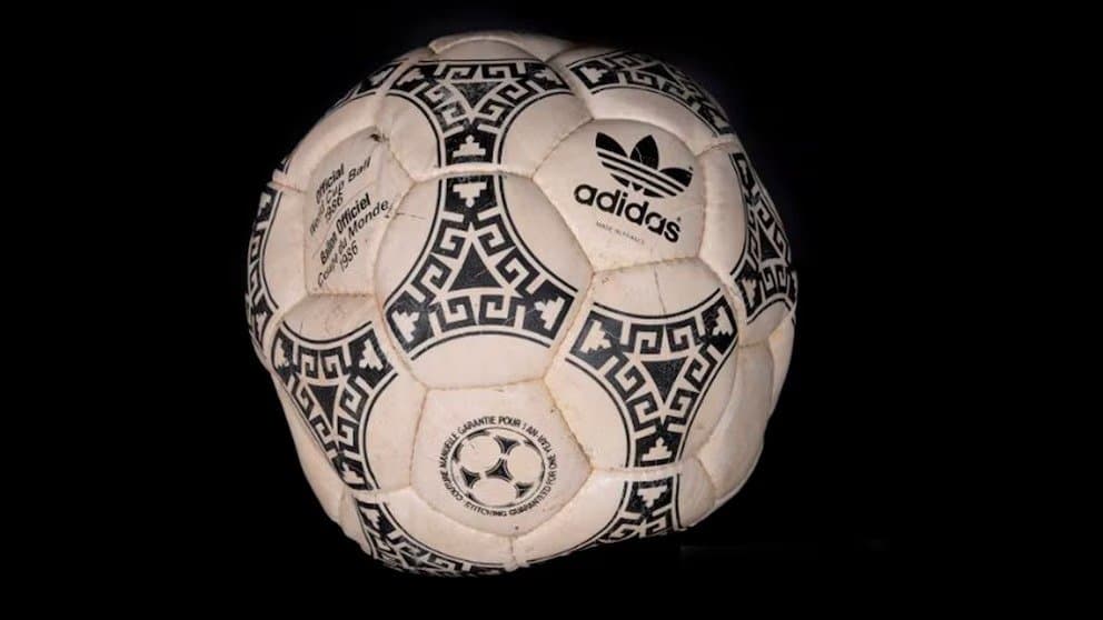 Subastan la pelota de los goles históricos de Maradona ante Inglaterra