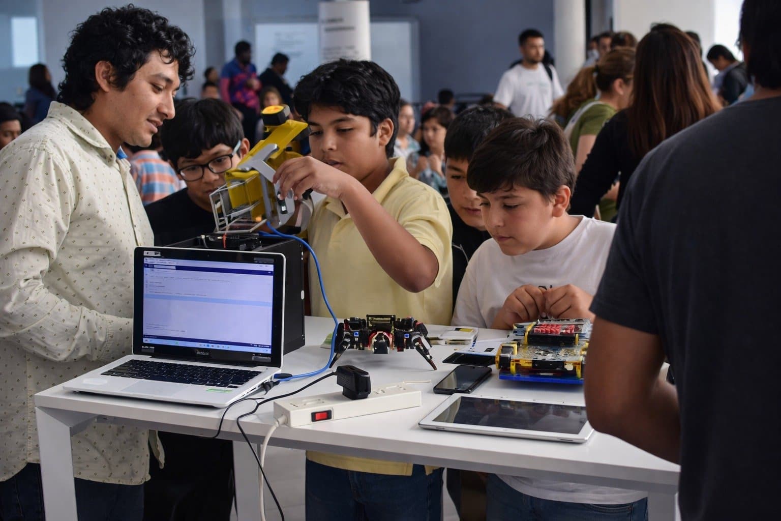 UPATecO lanza un club gratuito de robótica para chicos y jóvenes en Salta