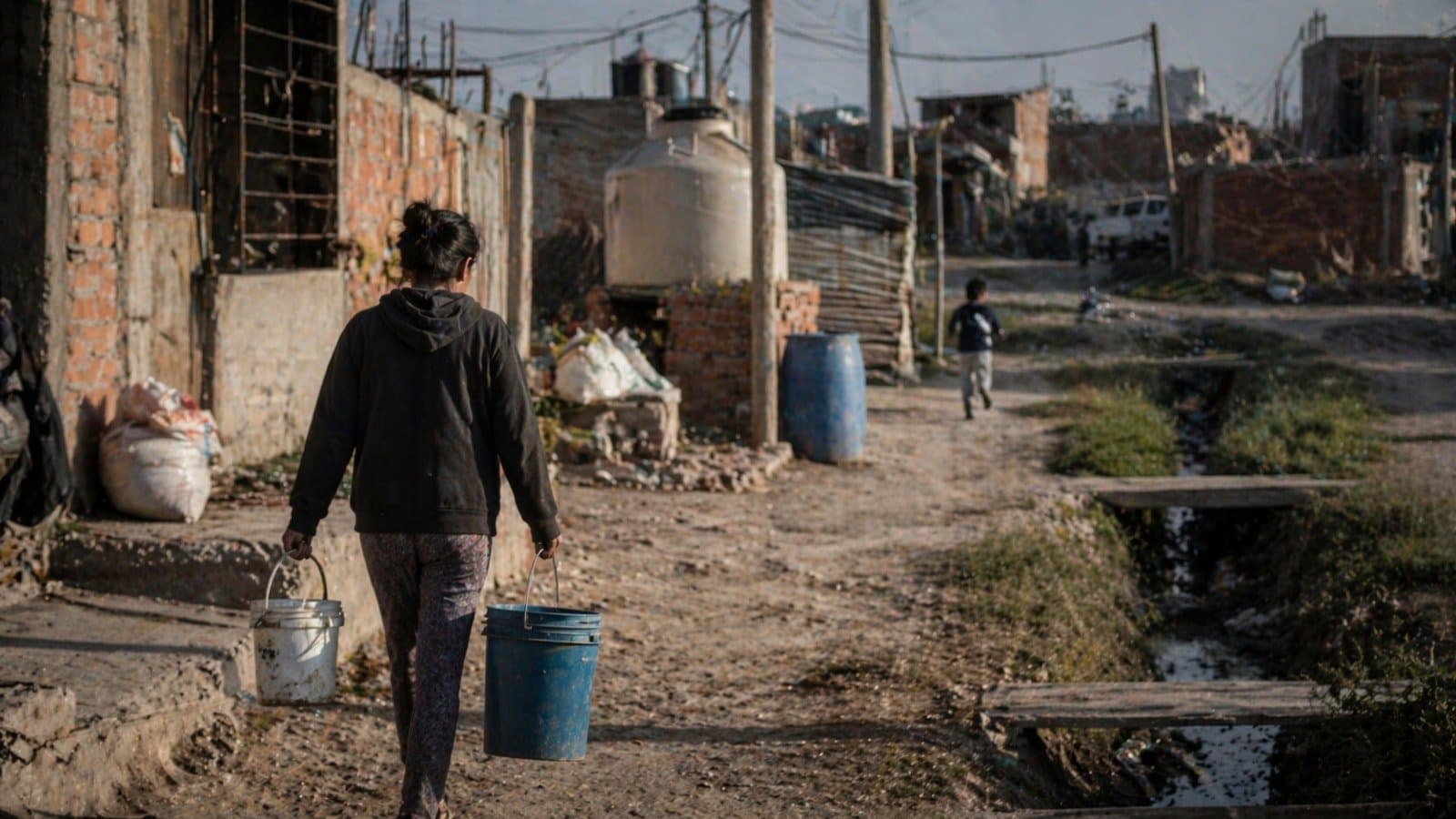 Casi la mitad de los hogares urbanos no tiene acceso pleno a agua, gas o cloacas