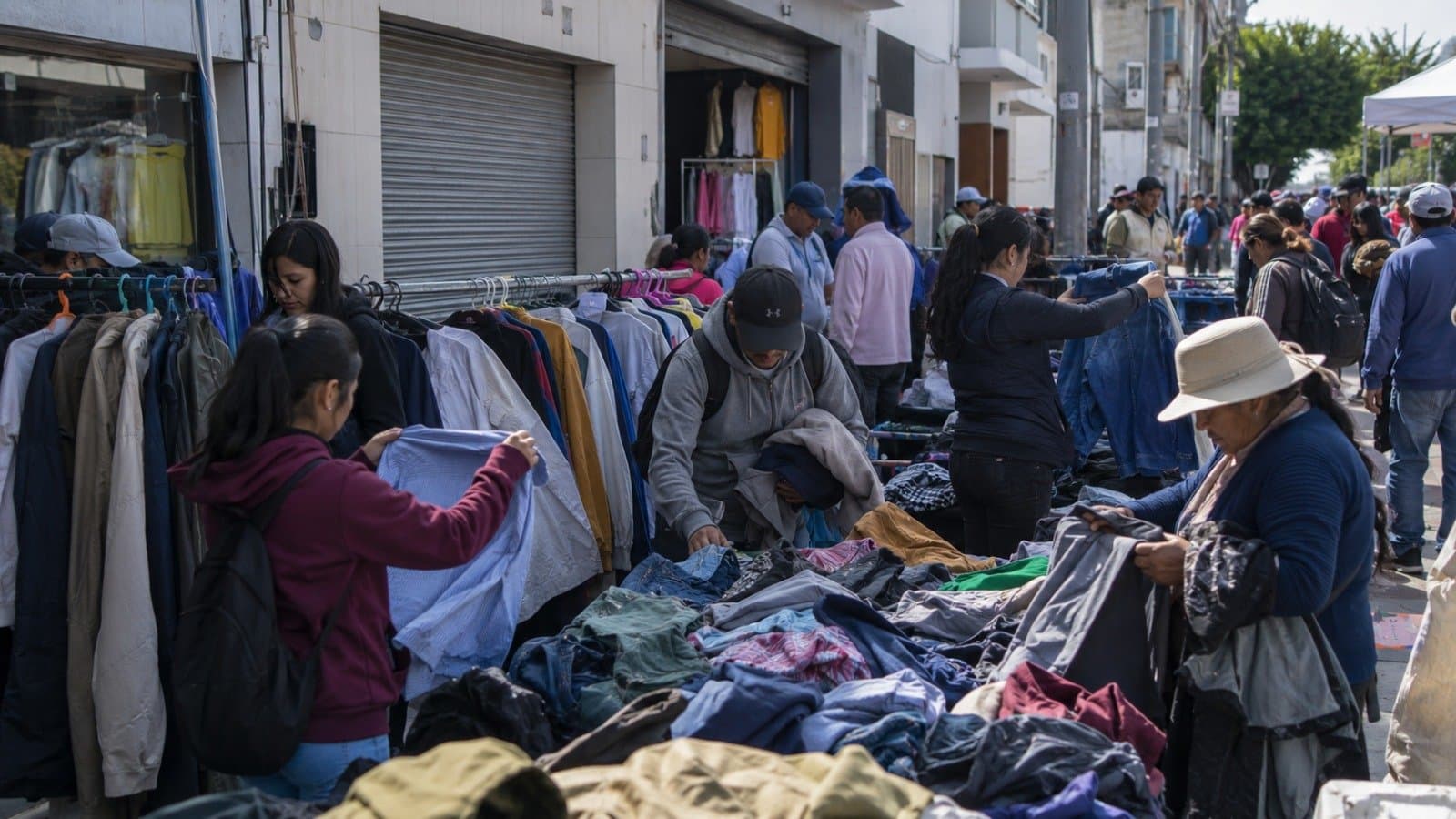Del shopping a la feria: cómo la crisis cambió el consumo de ropa en Salta