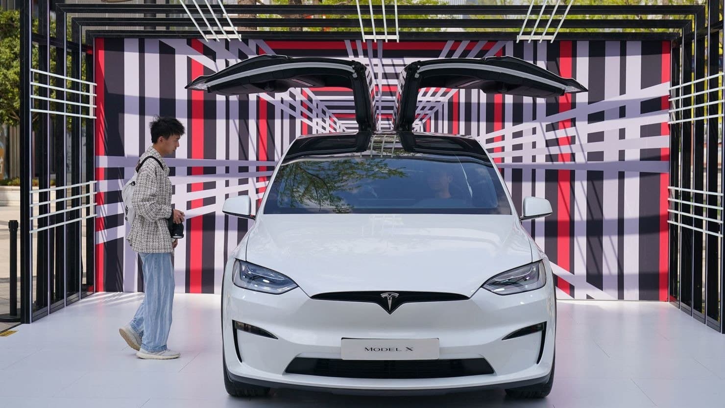 Tesla desembarca en el país, pero el primer negocio no serán los autos: energía, cargadores y data centers