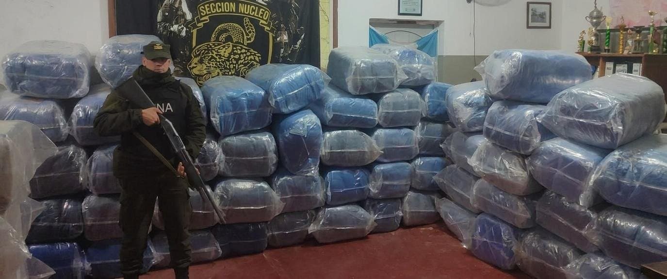 Orán: incautaron más de una tonelada de hojas de coca y 21.750 paquetes de cigarrillos en el Bermejo