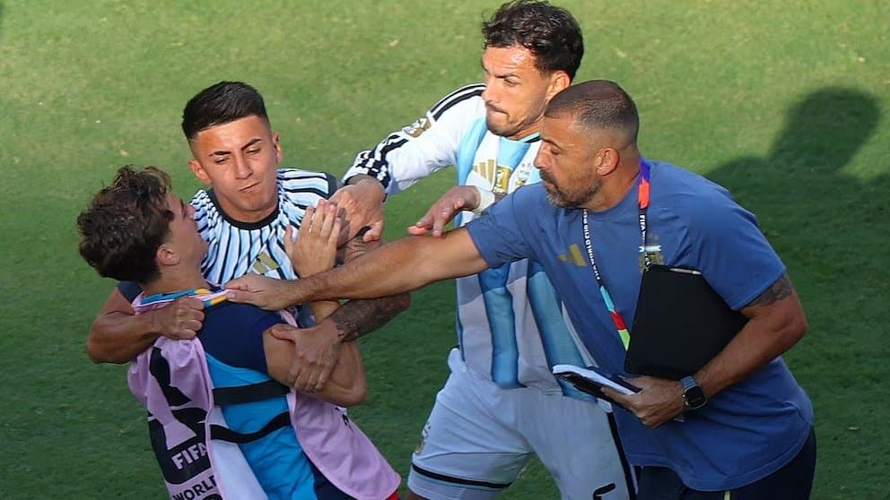 La FIFA suspendió diez partidos a Paredes y siete a Molina