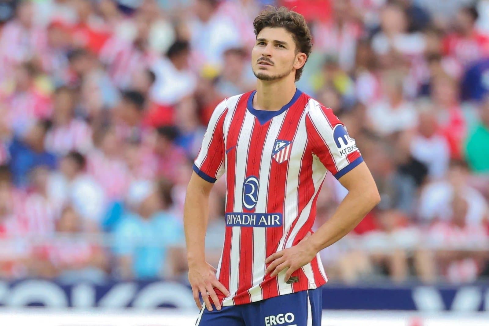 Julián Álvarez se fue solo al vestuario y el plantel saludó sin él